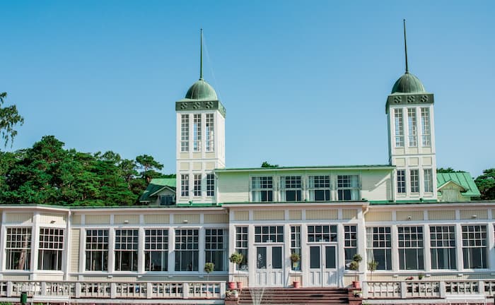 Casino de Hanko situado frente al mar