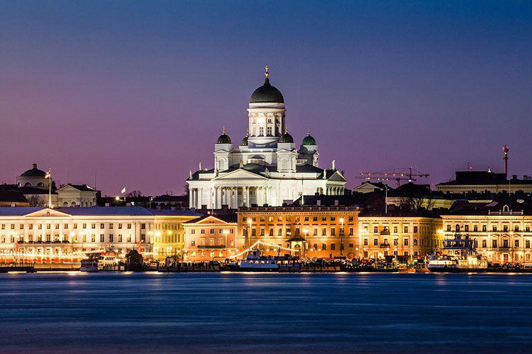 Catedral de Helsinki iluminada durante la noche
