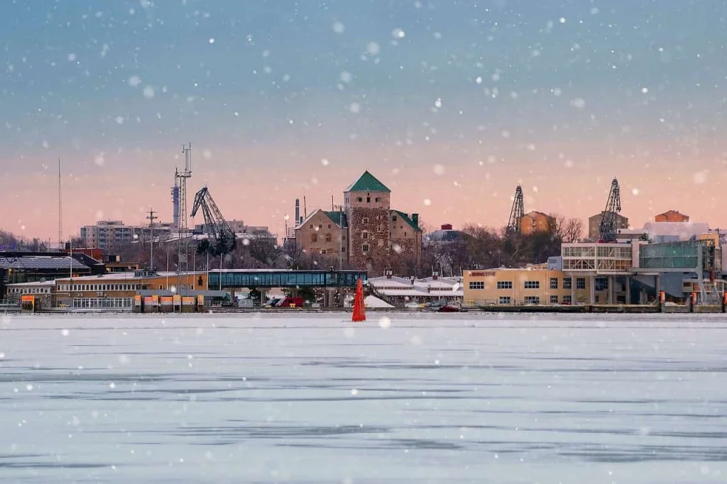 La ciudad de Turku cubierta de nieve durante el invierno