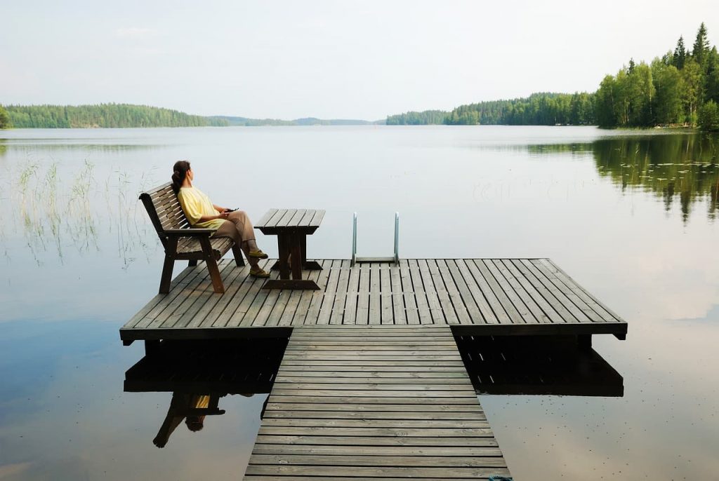 Mujer relajada en un lago en Finlandia