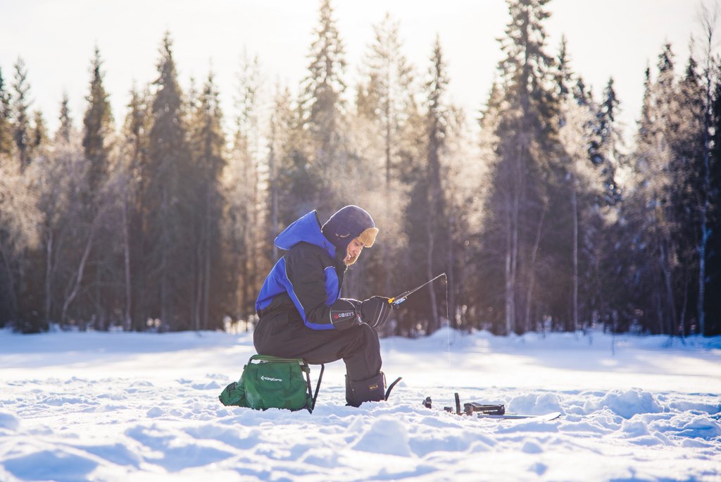 Pesca en el hielo en Laponia